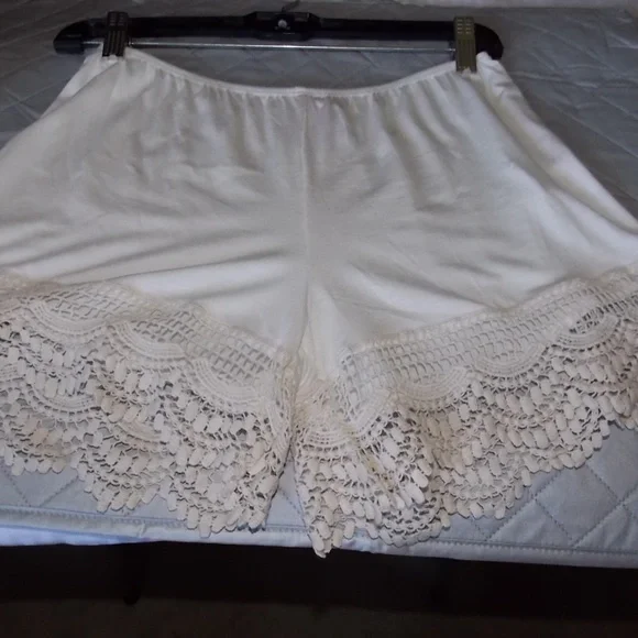 Cream and Black Lace Trim Short Extenders - Picture 4 of 4